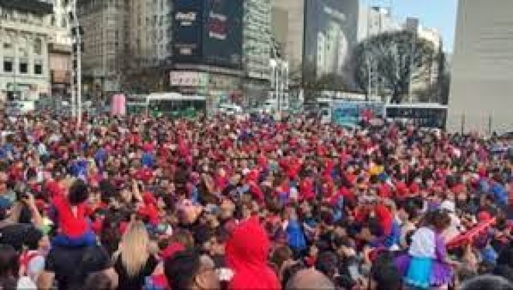 Cientos de Spiderman se convocaron en el Obelisco para romper un récord