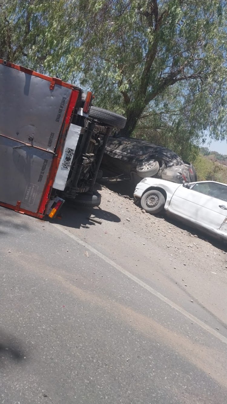 Casi una decena de vehículos destruidos en la puerta del Penal de Chimbas