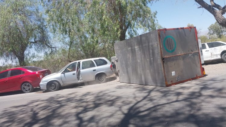 Casi una decena de vehículos destruidos en la puerta del Penal de Chimbas