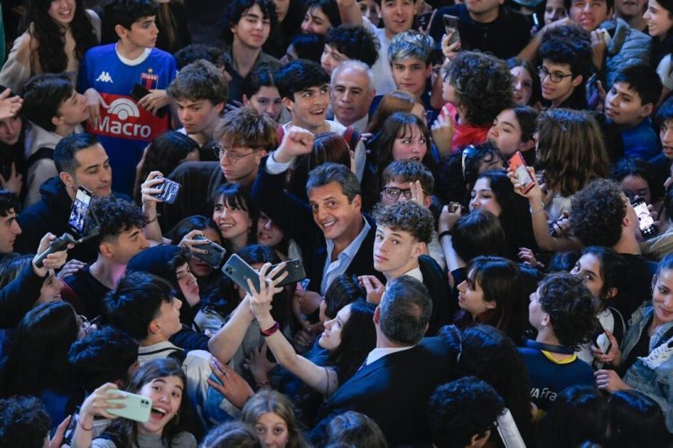 Rodeado de estudiantes, Sergio Massa defendió la educación pública