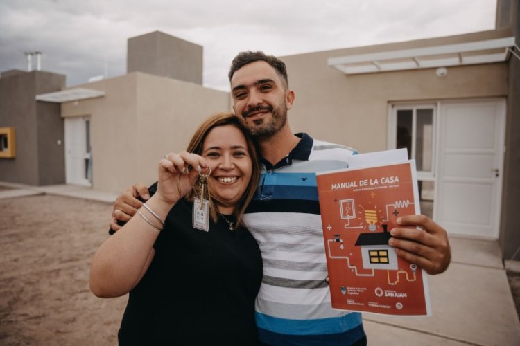 Entregan 52 viviendas en Santa Lucía