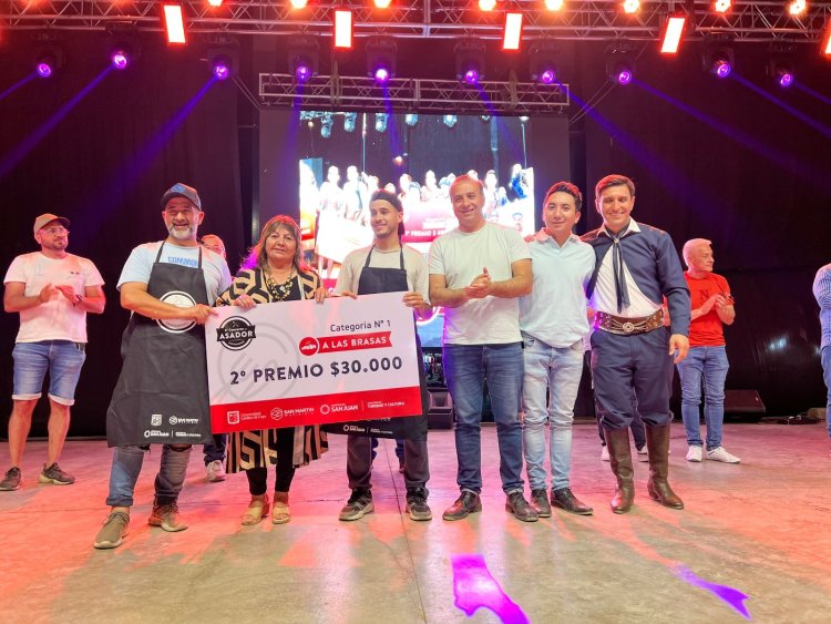 La Peña del Asador hizo historia al coronar por primera vez a una mujer