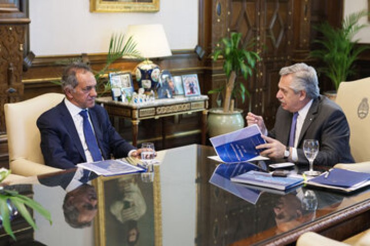 Fernández cuestiona que Scioli pueda seguir de embajador con Milei