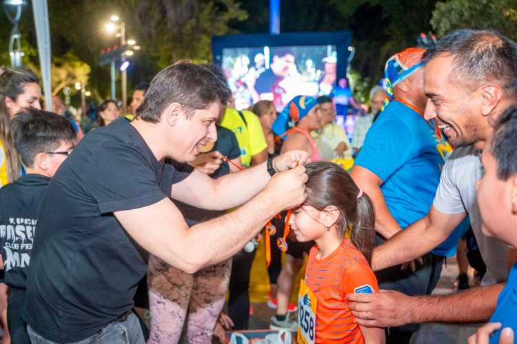 Santa Lucía celebró su aniversario con una multitudinaria Carrera nocturna