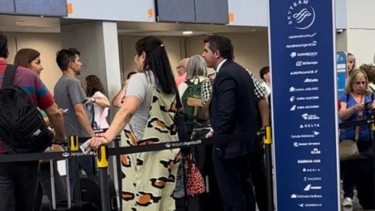 A Orrego lo captaron haciendo fila en el aeropuerto esperando