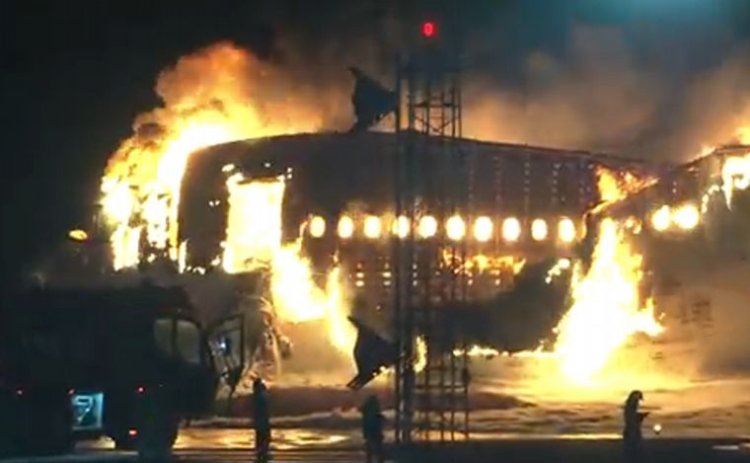 Temible incendio de un avión en Tokio con 300 pasajeros