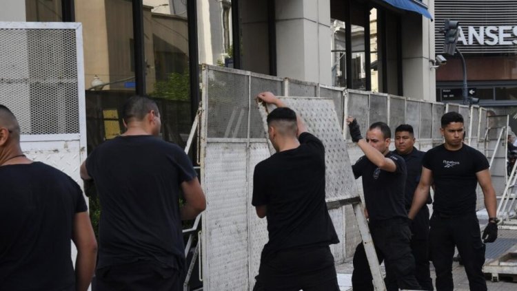 Una protesta de organizaciones sociales obligó a vallar el Hotel Libertador