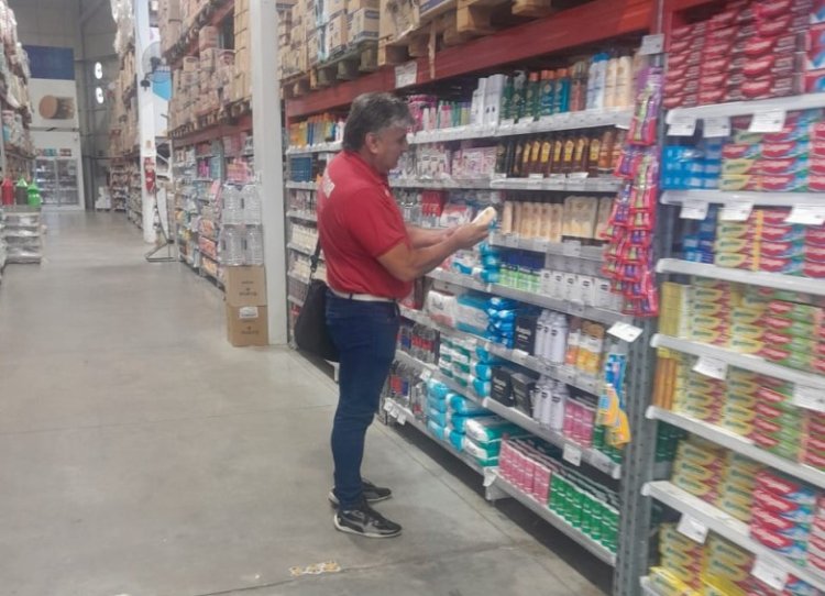 Las ventas en comercios minoristas cayeron 28,5% interanual en enero