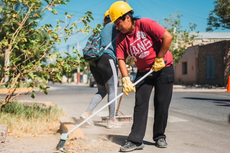 Inicia la semana con operativos de limpieza y mantenimiento de espacios verdes en Rawson