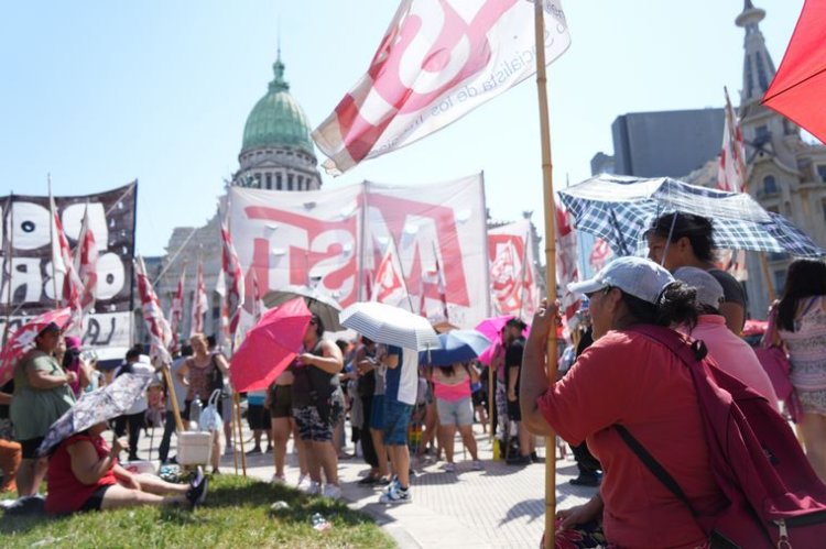 Máxima tensión: organizaciones protestan contra la Ley Ómnibus