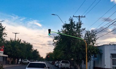 Pocito coloca semáforos con tiras Led en esquinas estratégicas