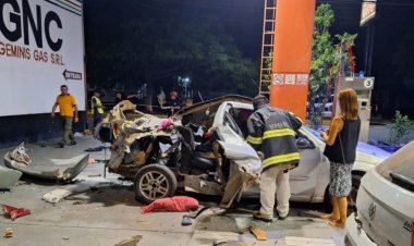 Explotó un auto con cocaína mientras cargaba gas