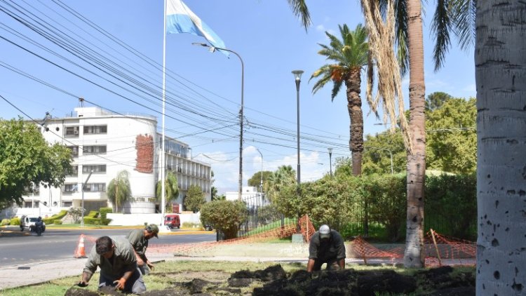 Mejoran la parquización, el riego y hasta en el reloj de la plaza España