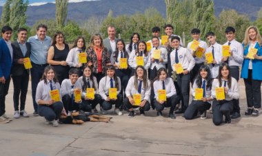Entrega de la obra editada "Más que Yuyos"