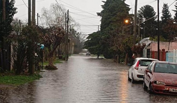 Kicillof recorrió los centros de evacuados por el temporal