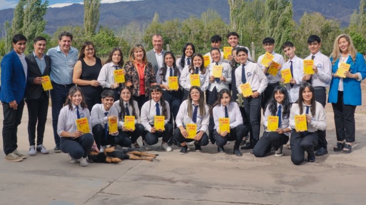 Entrega de la obra editada "Más que Yuyos"