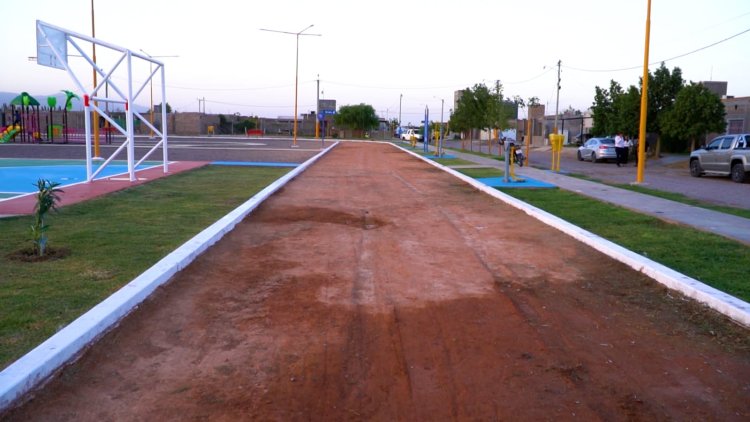 En Santa Lucía inauguraron una plaza con una novedosa pista de atletismo