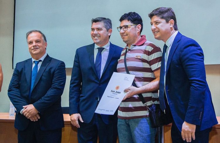 Orrego entregó 224 escrituras a vecinos de Santa Lucía, Chimbas y Rawson