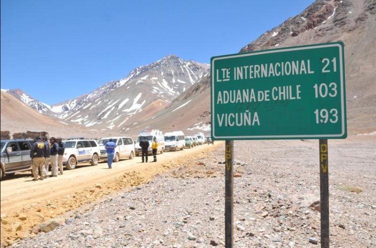 Largas filas para cruzar a Chile por San Juan
