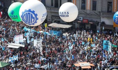 Casi 30 allanamientos y varios imputados por "extorsión" para concurrir a protestas