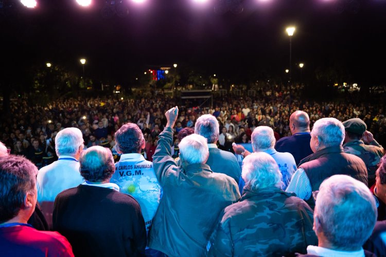 Miles de sanjuaninos acompañaron a los Veteranos en la plaza España