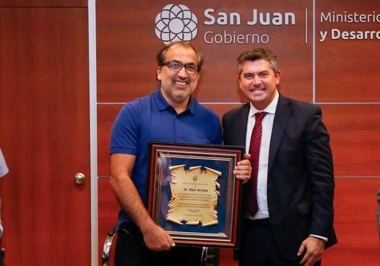 Orrego entregó una distinción al médico sanjuanino que es una eminencia en cardiopatías