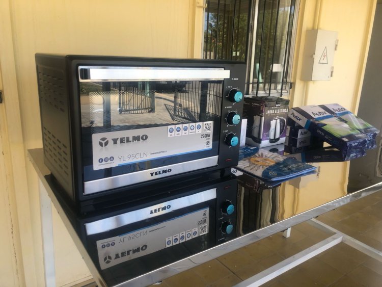 Orrego comenzó su visita a Iglesia en una escuela