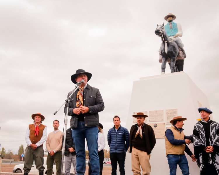 Orrego  al frente de la cabalgata por primea vez