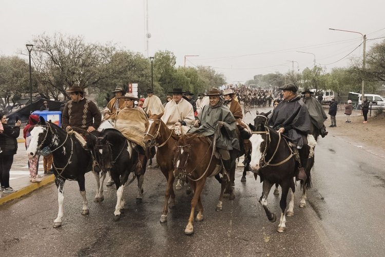 El gobernador Orrego acompañó la llegada de la XXXIII Cabalgata de Fe a la Difunta Correa