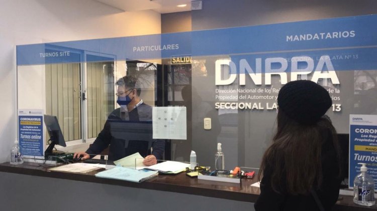 Vuelven a aumentar el costo de los trámites para comprar o transferir un auto