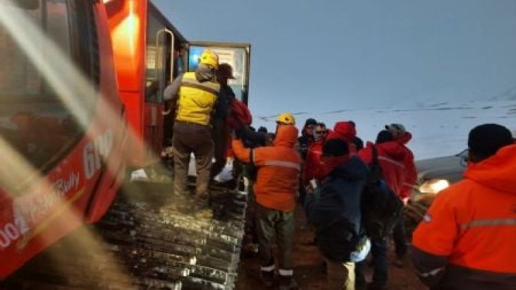 Rescatan de la Cordillera a 16 mineros  varados
