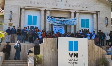 1 de mayo trabajadores de Vialidad Nacional en San Juan reclamaron con un abrazo simbólico