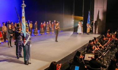 El gobernador Orrego presenció la Gala Patria del 25 de Mayo en el Teatro del Bicentenario