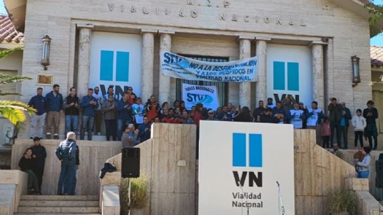 1 de mayo trabajadores de Vialidad Nacional en San Juan reclamaron con un abrazo simbólico