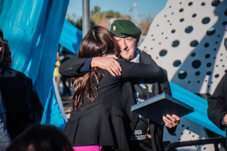 Romina Rosas presente en el homenaje a los caídos en el hundimiento del ARA General Belgrano