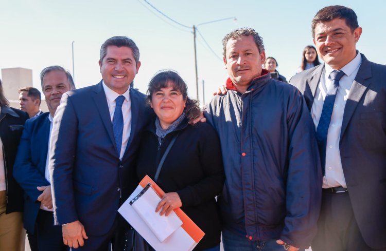 Orrego entregó viviendas a 73 familias de Jáchal