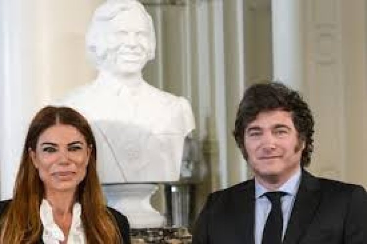 Milei inauguró el busto de Menem en Casa Rosada