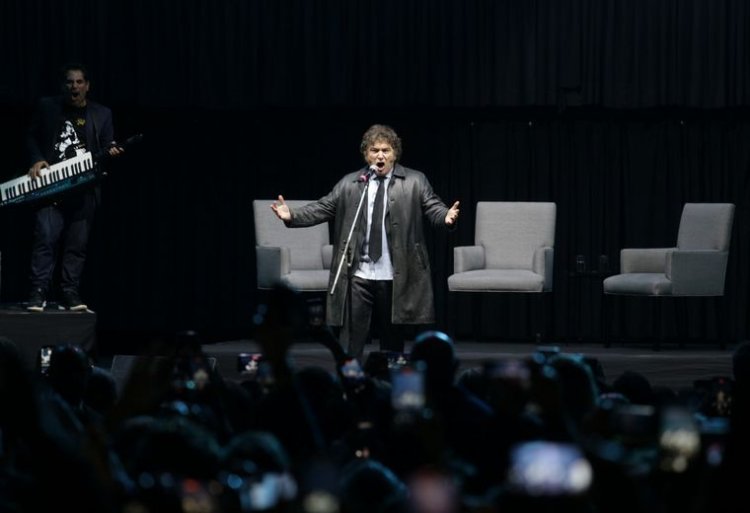 Milei inició la presentación de su libro con un espectáculo musical