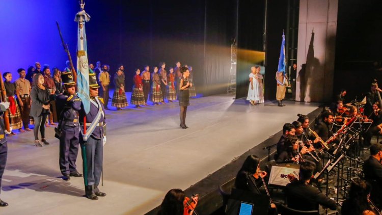 El gobernador Orrego presenció la Gala Patria del 25 de Mayo en el Teatro del Bicentenario