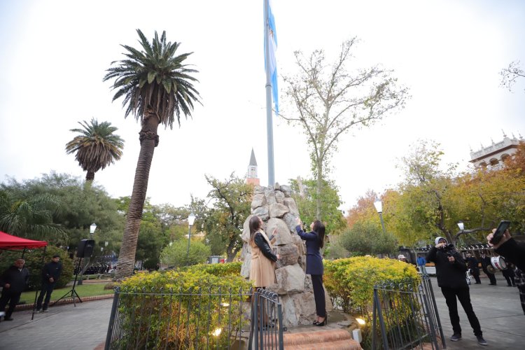En el Día de la Patria la bandera fue izada por la intendente Laciar