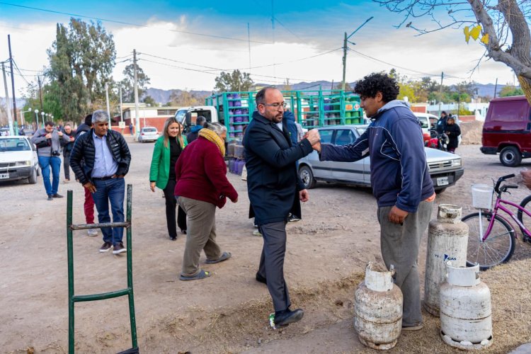 Orrego junto a Miodowsky visitó el operativo Garrafa Hogar