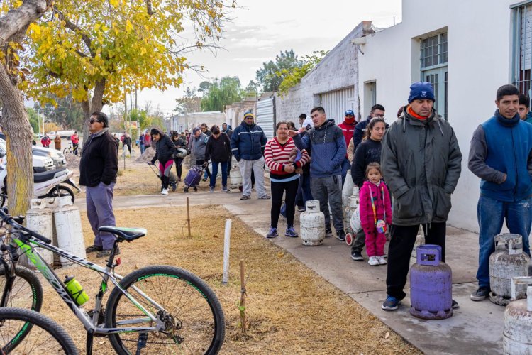 Orrego junto a Miodowsky visitó el operativo Garrafa Hogar