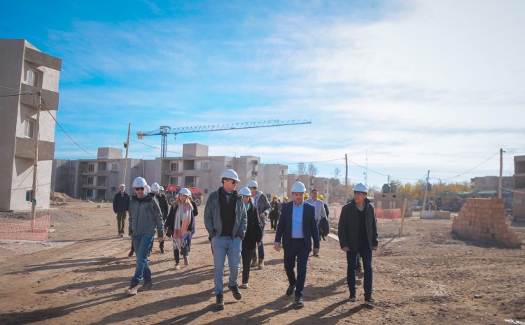 Orrego recorrió un barrio clave de Capital que ya tiene el 70% de avance de obra
