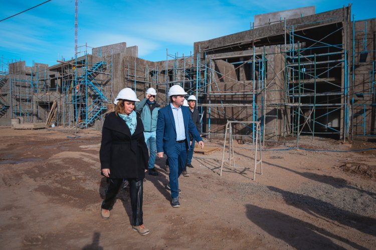 Orrego recorrió un barrio clave de Capital que ya tiene el 70% de avance de obra