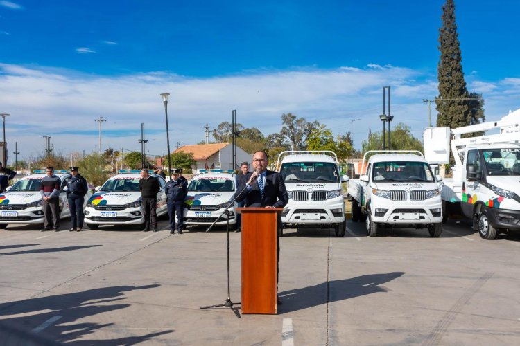 Miodowsky cumplió seis meses de gestión presentando  siete nuevas movilidades