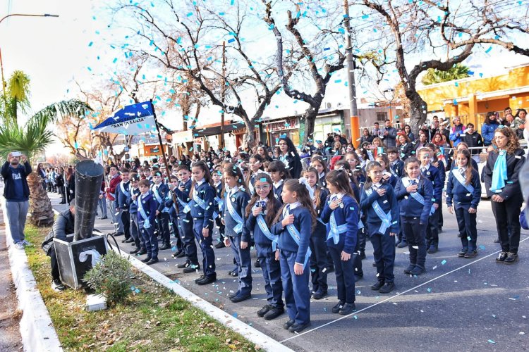 Emotiva promesa a la bandera se realizó en Santa Lucía 