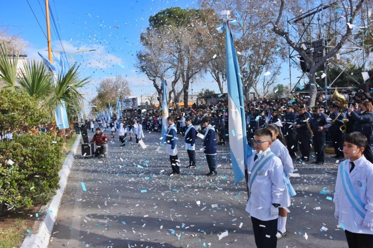 Emotiva promesa a la bandera se realizó en Santa Lucía 