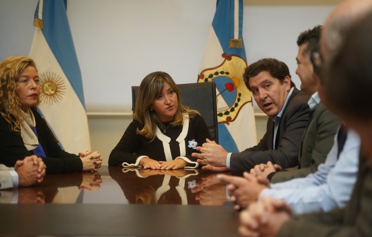 Acuerdo entre Educación y Producción para capacitar docentes y alumnos