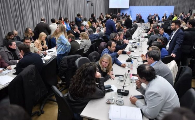 El oficialismo logró dictamen y la Ley Bases se tratará el jueves