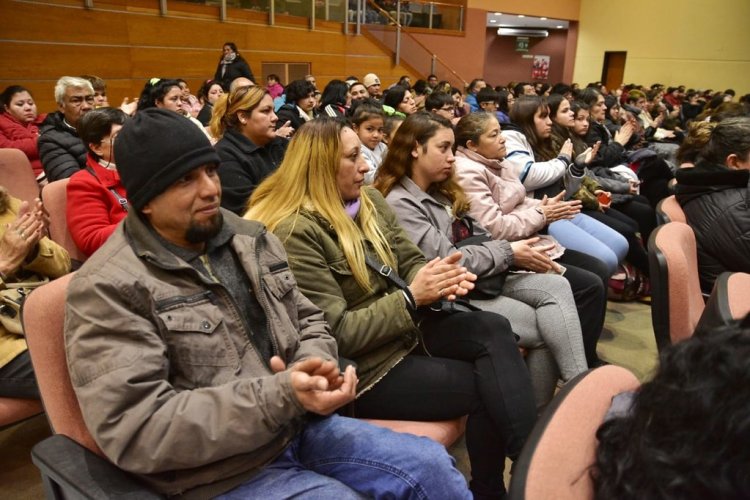 El Ministerio de Familia y Desarrollo Humano entregó 600 lentes